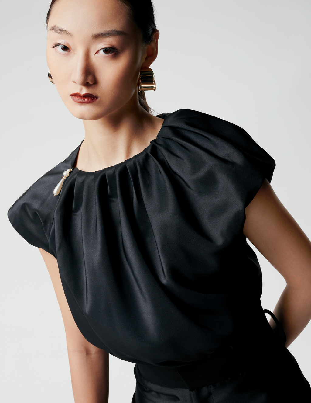 JODIE ASYMMETRIC TOP IN NOIR